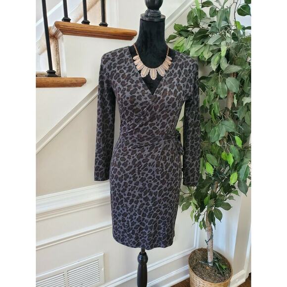 Ann Taylor Animal Print Gray Rayon V-Neck Long Sleeve Knee Length Dress X-Small - Picture 1 of 10